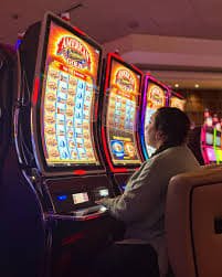 Meja Speed Roulette dengan dealer profesional dan roda roulette berkualitas tinggi di studio kostogel